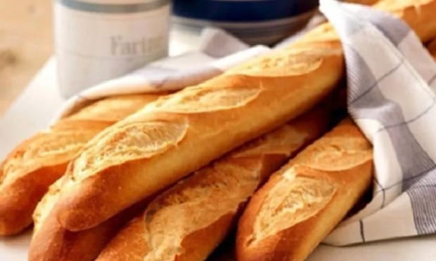 Dakar se lève au rythme du pain et du café : un rituel qui raconte la ville