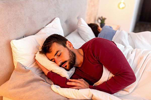 Bave nocturne : comprendre les causes et les solutions selon les experts