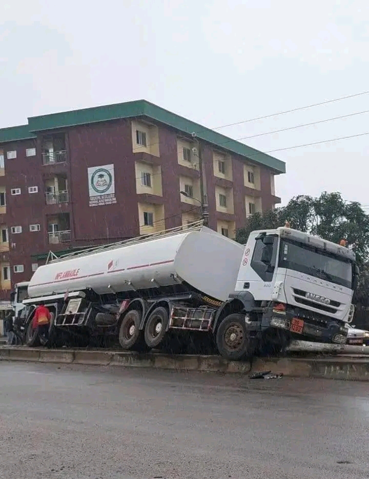 Guinée: Un camion-citerne percute un terre-plein et un poteau électrique à Baïlobaya