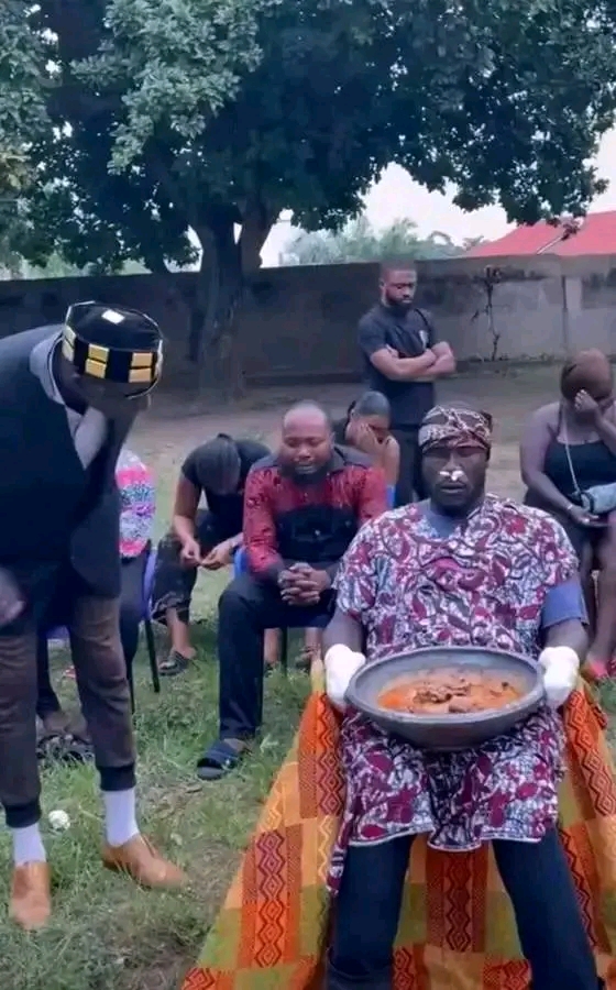 Ghana : Des corps exposés debout lors des funérailles: une pratique rare mais réelle dans certaines cérémonies ghanéennes