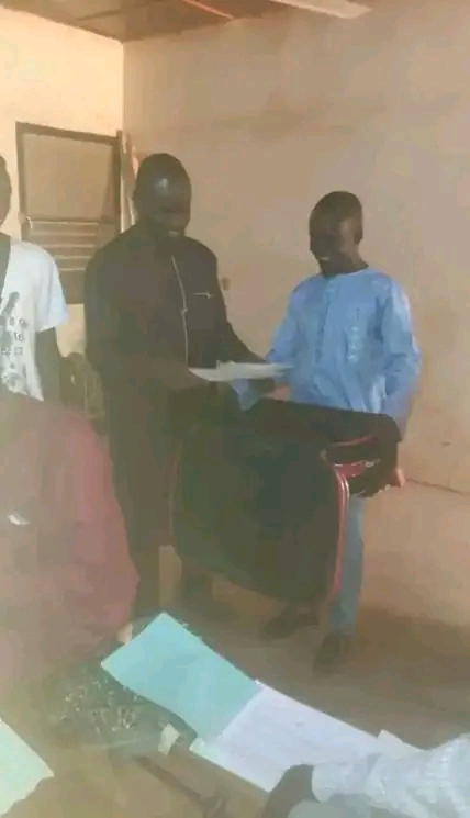 Niger | Il vient chercher son diplôme de baccalauréat avec une valise : un geste fort qui fait parler