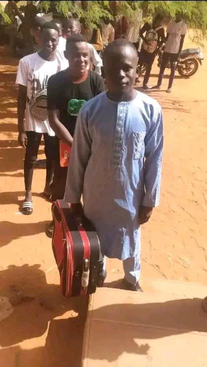 Niger | Il vient chercher son diplôme de baccalauréat avec une valise : un geste fort qui fait parler