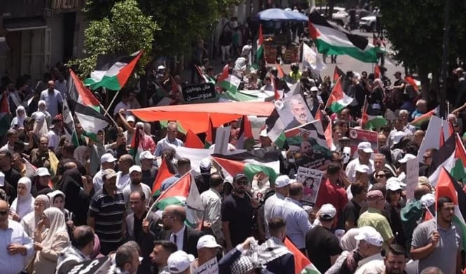 Ramallah : des Palestiniens manifestent contre la famine et le blocus imposés à Gaza