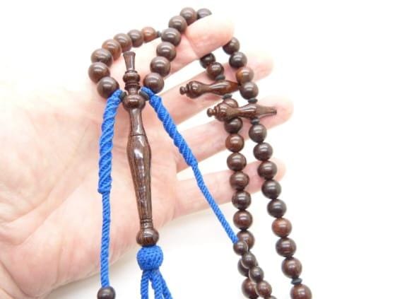 À Tivaouane, le chapelet et le bonnet : symboles vivants de la foi tijâniyya