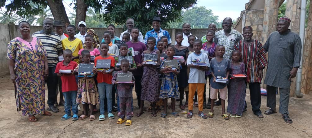 Atakpamé/ARNOPPLAT : des fournitures scolaires offertes pour perpétuer l’héritage du Major KOULOUN