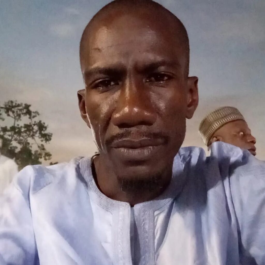 Donner l’éducation, c’est semer l’avenir : Docteur Mamadou Sow distribue des kits scolaires aux enfants de Gounass