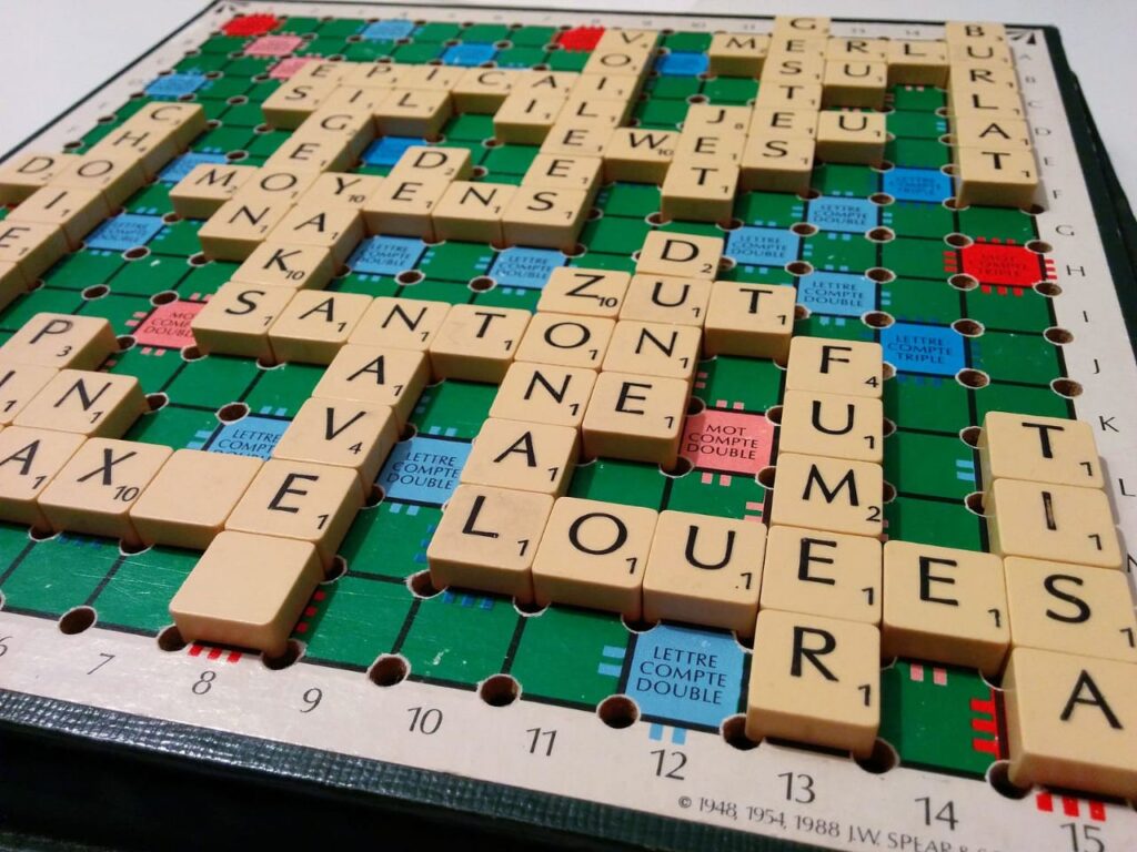 Scrabble : Lettres, Liens et Lumière de l’Esprit