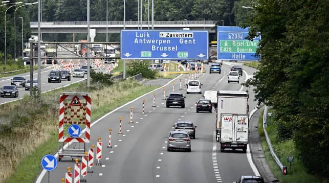 Bruxelles : un homme retrouvé pendu derrière un panneau de signalisation, une enquête ouverte