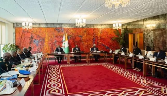 Côte d’Ivoire : Le gouvernement interdit les manifestations et lance l’opération « Espérance » pour contrer les discours haineux