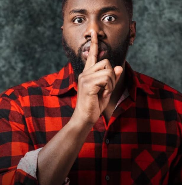 Le fardeau du secret : entre confiance trahie et conscience étouffée