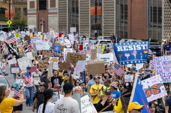 États-Unis : des millions de citoyens dans la rue pour dénoncer l’autoritarisme de Trump