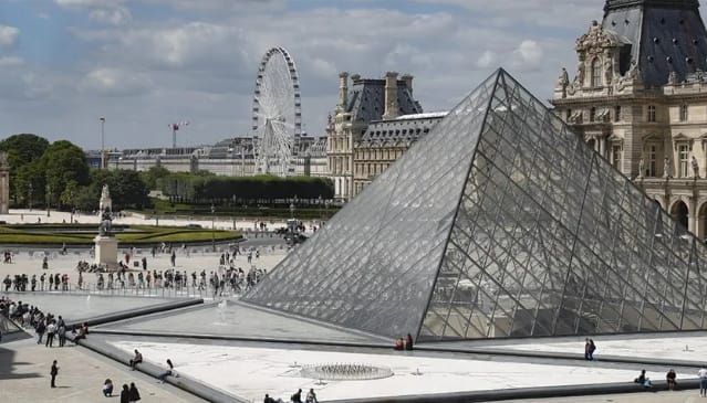 Spectaculaire braquage au Louvre : des bijoux impériaux volés en plein cœur de Paris