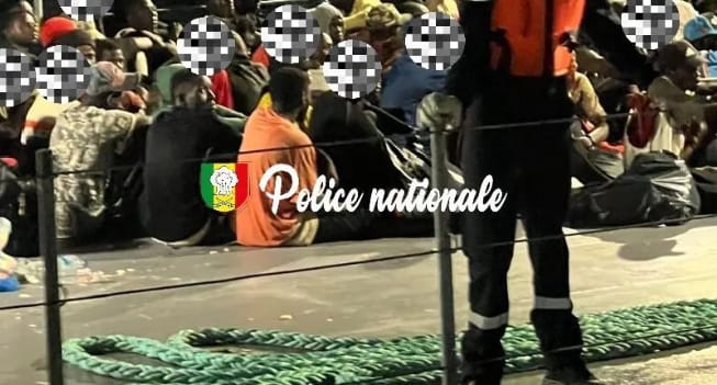 Cinq passeurs arrêtés après l’interception de 124 migrants en route vers l’Espagne