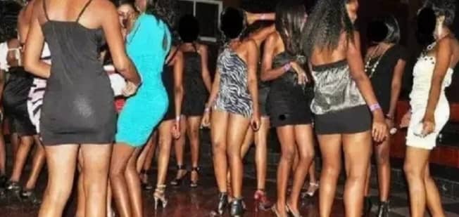 Dakar, sous les néons du désespoir : silences, souffrances et survie dans le milieu de la prostitution