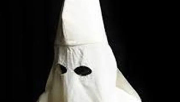 France : Scandale au club de parachutisme de Brienne – une mise en scène raciste choque l’opinion