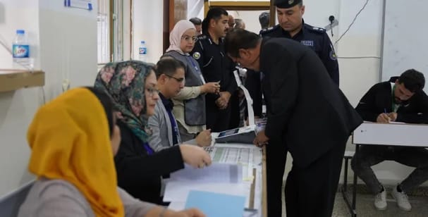 Irak : lancement d’un scrutin décisif avec le vote anticipé des forces de sécurité et des déplacés