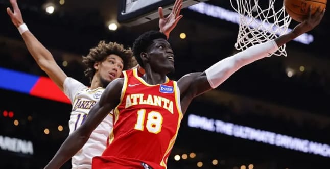 NBA : Mouhamed Gueye signe une prestation majuscule et guide Atlanta vers un large succès contre les Lakers