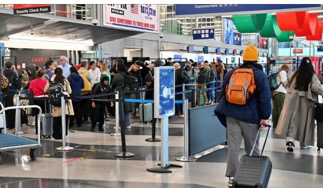 Chicago s’enlise sous la neige et le ciel aérien se fige