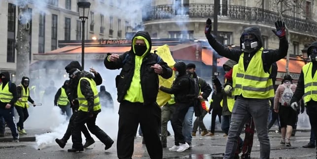 France : Sept ans après, l’esprit des « Gilets jaunes » continue de hanter le débat public