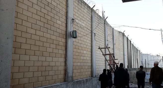 Al-Ram : Un Palestinien grièvement blessé par des tirs israéliens près du mur de séparation