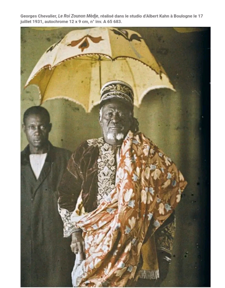 Zounon Mèdje, le roi de la nuit de Porto-Novo, immortalisé en 1931 par l’objectif d’un photographe français, incarne une figure emblématique de la royauté traditionnelle béninoise