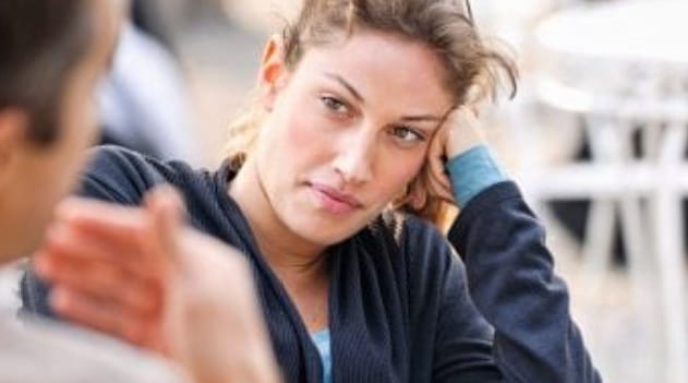 Comment interrompre un bavard sans créer de conflit : la méthode douce des psychologues