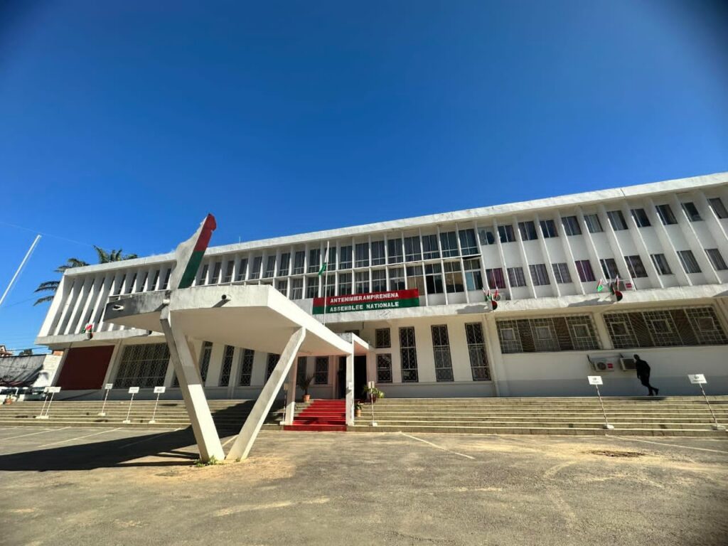 Madagascar : adoption du budget 2026 axé sur énergie, infrastructures et services publics