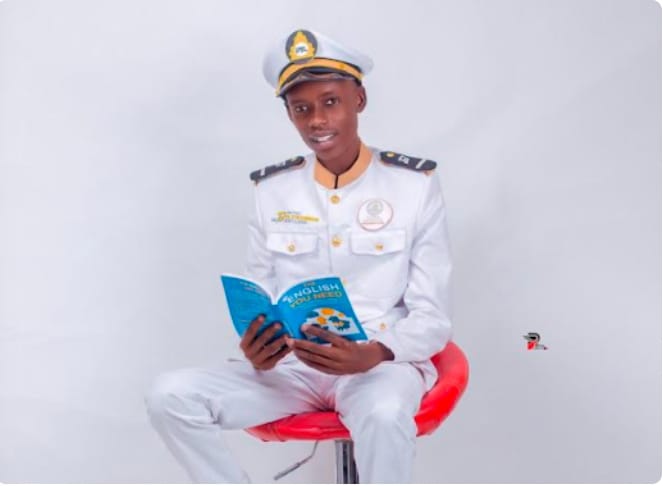 Aliou Ba, 24 ans, révolutionne l’apprentissage de l’anglais avec un guide innovant pour francophones