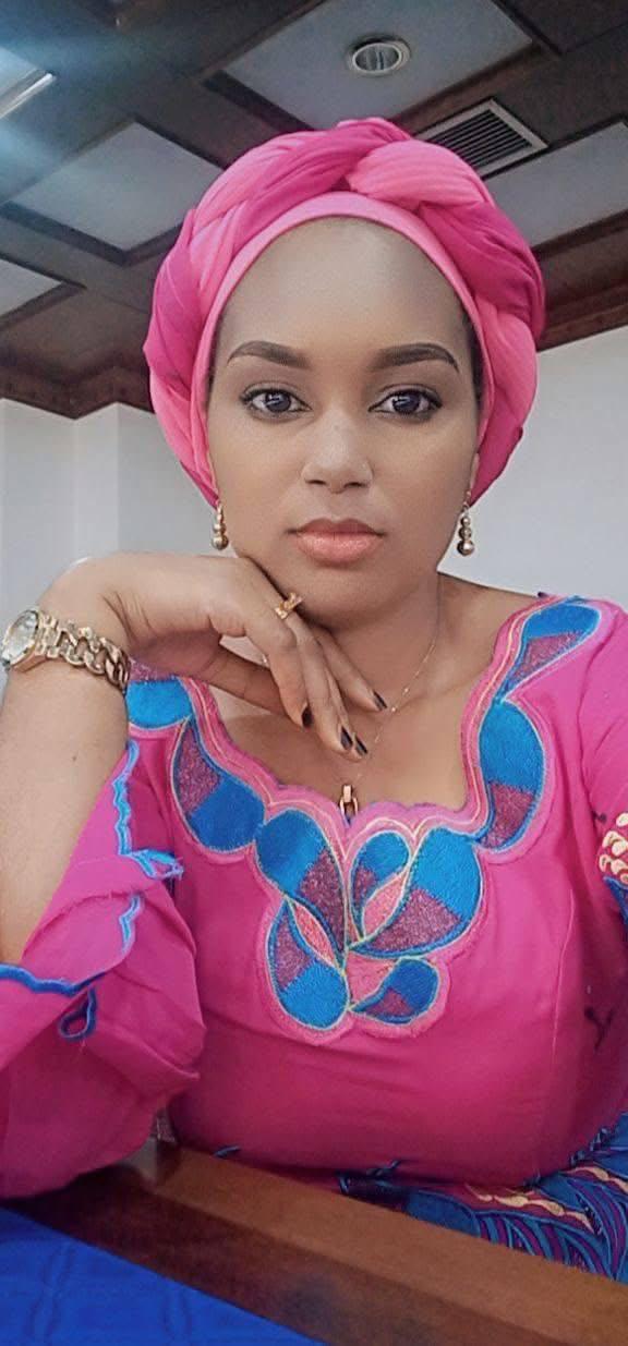 Disparition d’Amina Habiba : le Cameroun perd une voix majeure de son paysage médiatique 🕯️