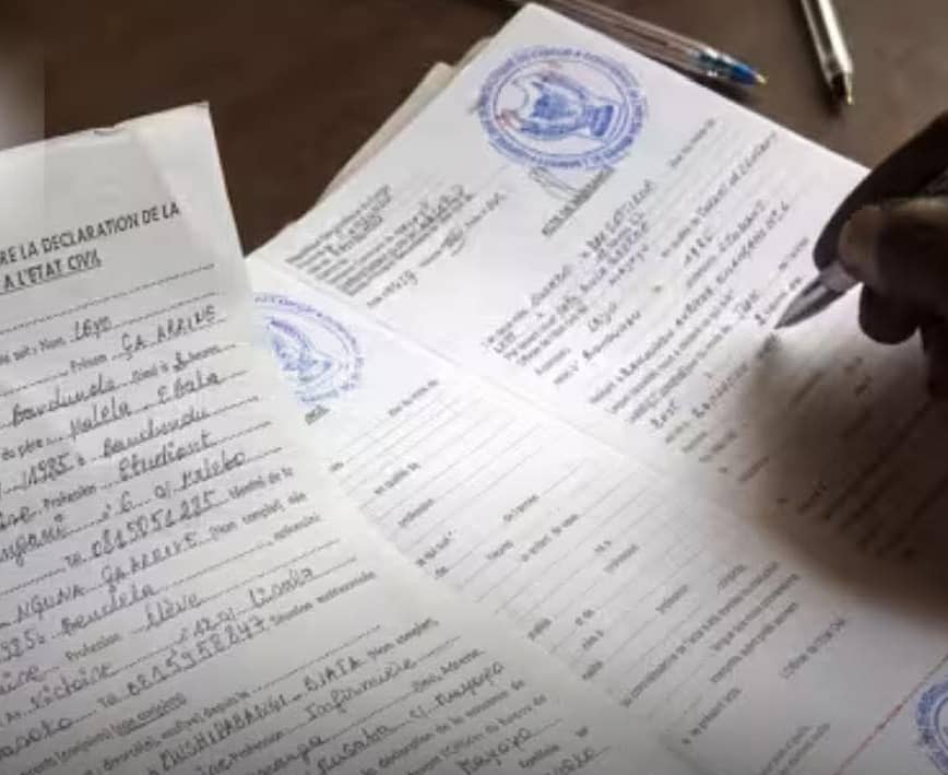 Citoyens à la carte : plongée dans la fabrique silencieuse des identités