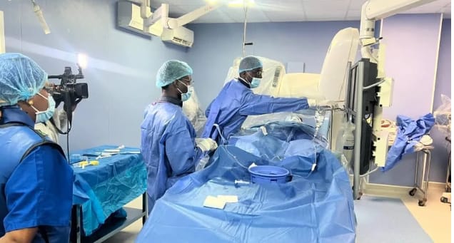 Dakar réalise une prouesse médicale : une première valve aortique percutanée posée avec succès à l’Hôpital Principal