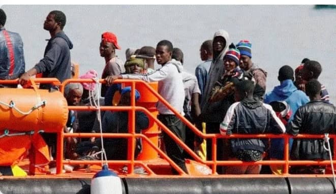 Dakar : 238 migrants sauvés d’une pirogue à la dérive au large