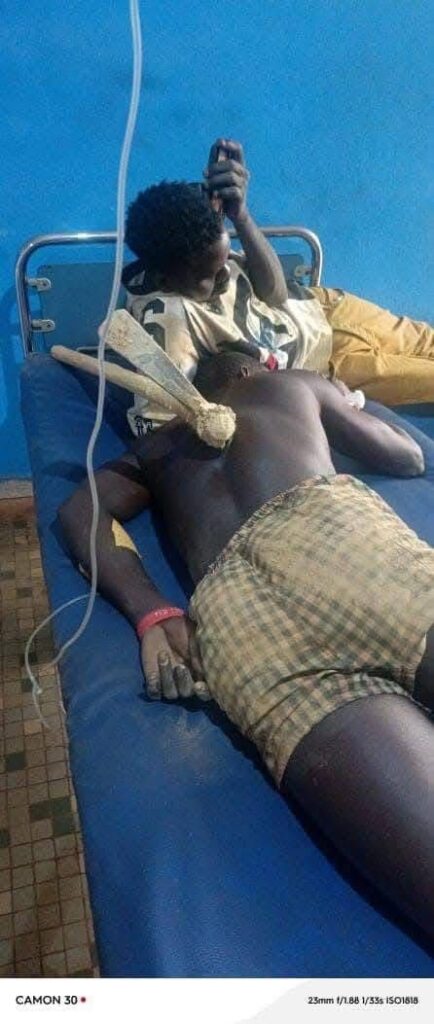 Brou-Akpaoussou : Un orpailleur entre la vie et la mort après une violente agression à la pioche