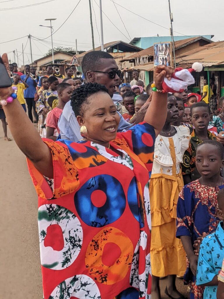 Togo/Akébou 1 / Solidarité : l’AVEJF offre un repas chaud et des kits alimentaires à 350 enfants vulnérables pour Noël