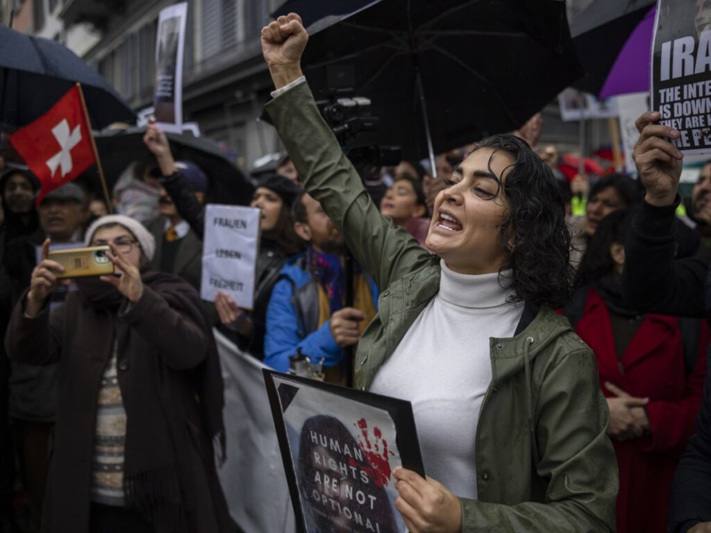 Iran : la répression et la surveillance des réseaux sociaux s’intensifient face aux manifestations