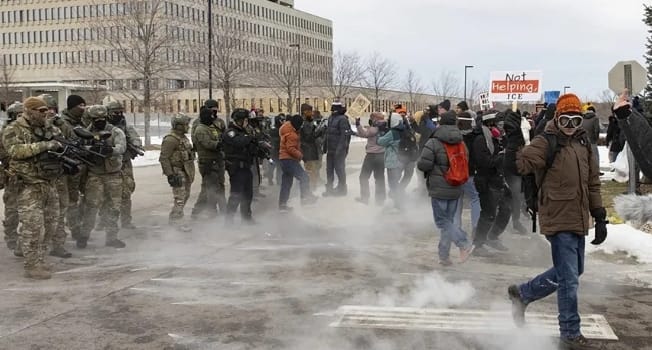 Minnesota sous tension : Washington déploie des renforts fédéraux après la mort d’une civile lors d’une opération de l’ICE