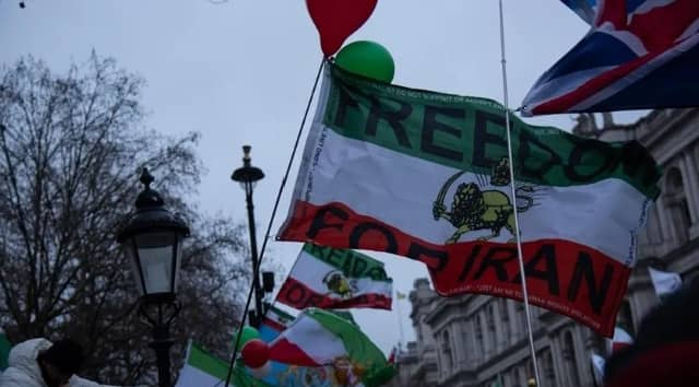 Manifestation tendue à Londres : policiers blessés et interpellations devant l’ambassade d’Iran