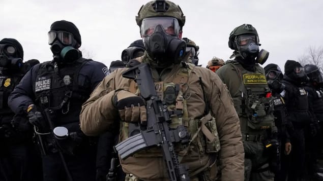 Raid migratoire mortel à Minneapolis : deux agents fédéraux mis à l’écart, Washington sous pression