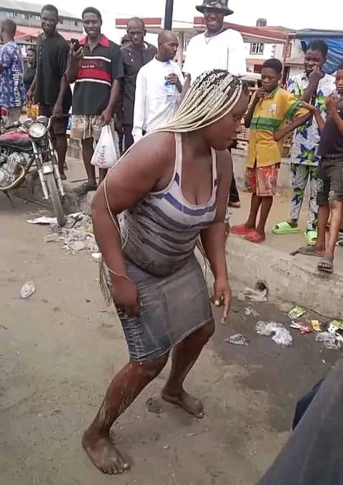 Cameroun : à Bonabéri, une jeune femme descend d’un véhicule et danse dans la rue