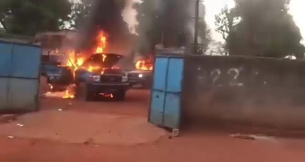 Mali la gendarmerie humiliée les djihadistes incendient le camp de Kalana