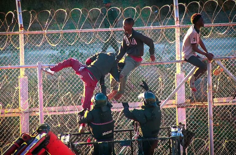 Espagne / Migration : 25 migrants subsahariens franchissent la barrière de Ceuta.