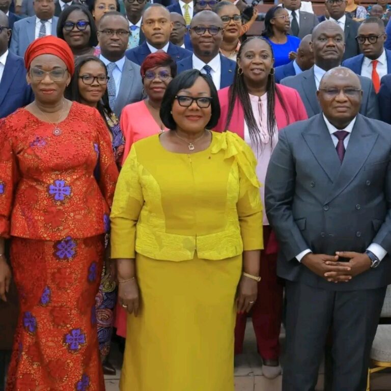 Côte d’Ivoire : Anne Ouloto insiste sur la lutte contre la corruption dans l’administration.