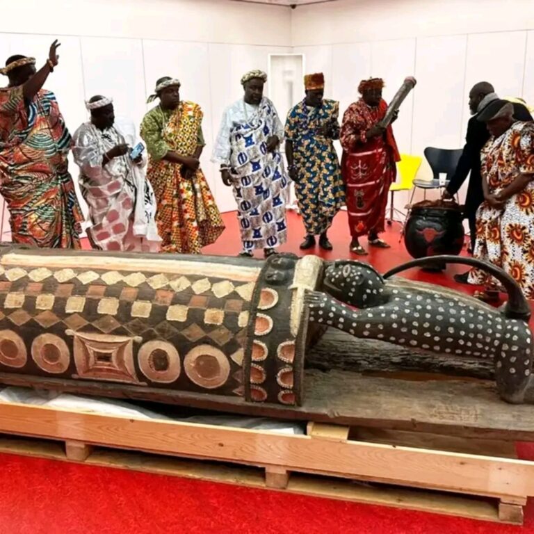 Côte d’Ivoire: La France restitue le tambour sacré Djidji Ayokwè.