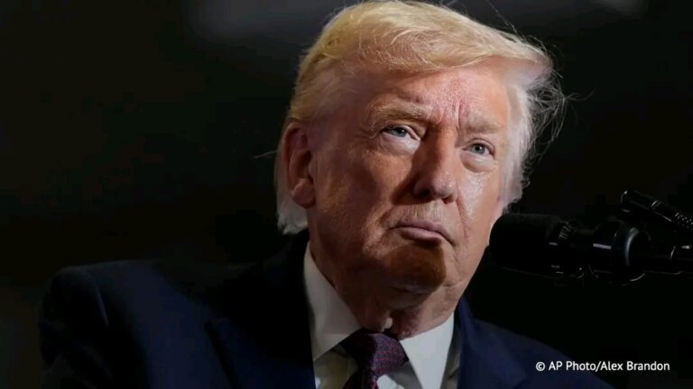 États‑Unis Trump annonce une nouvelle taxe mondiale de 10 % après revers à la Cour suprême.