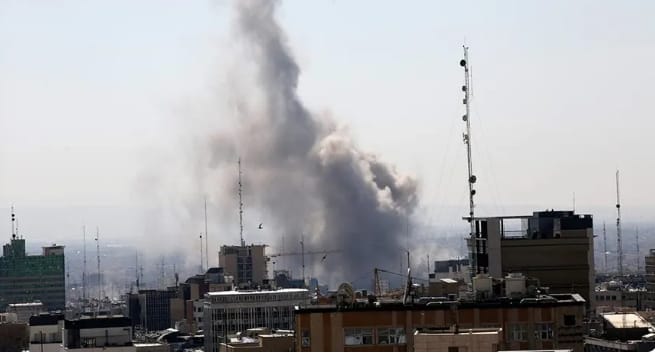 Frappes en Iran : le bilan dépasse 787 morts, le Guide suprême Ali Khamenei parmi les victimes