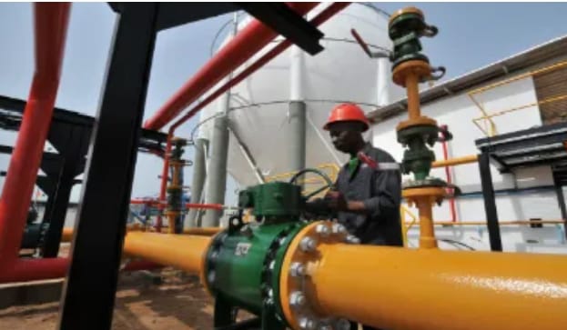 Frappes en Iran : le blocage du détroit d’Ormuz fait bondir les prix du pétrole de 13 %