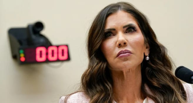 Donald Trump remanie la Sécurité intérieure : Kristi Noem remplacée par Markwayne Mullin