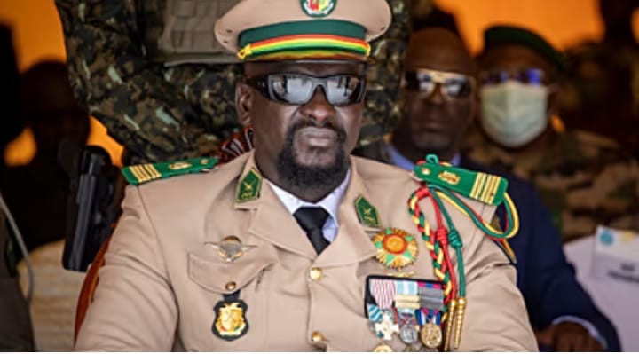 Guinée : Mamady Doumbouya érige un État à parti unique en dissolvant 40 partis d’opposition