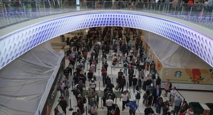 Chaos dans les aéroports américains : Trump déploie des agents fédéraux sous controverse