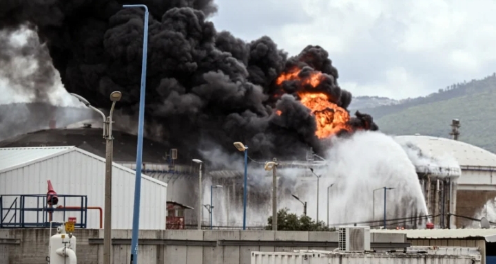 Haïfa visée par des missiles : la raffinerie stratégique touchée dans la dernière escalade au Moyen-Orient